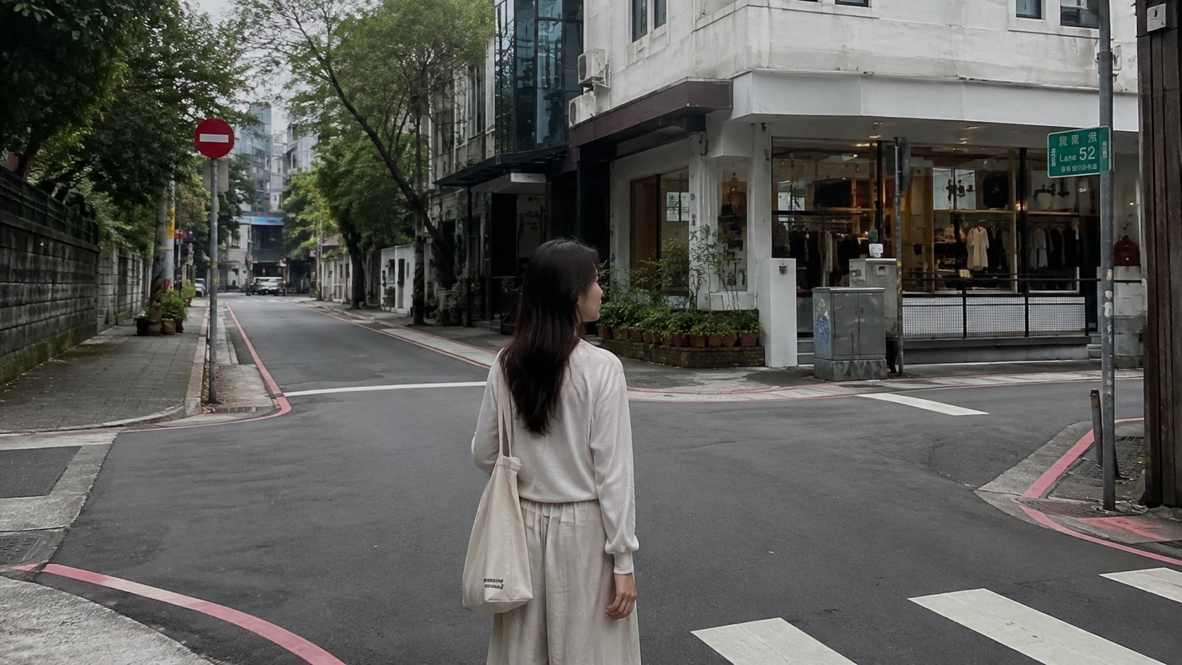 在咖啡廳思考的年輕女性