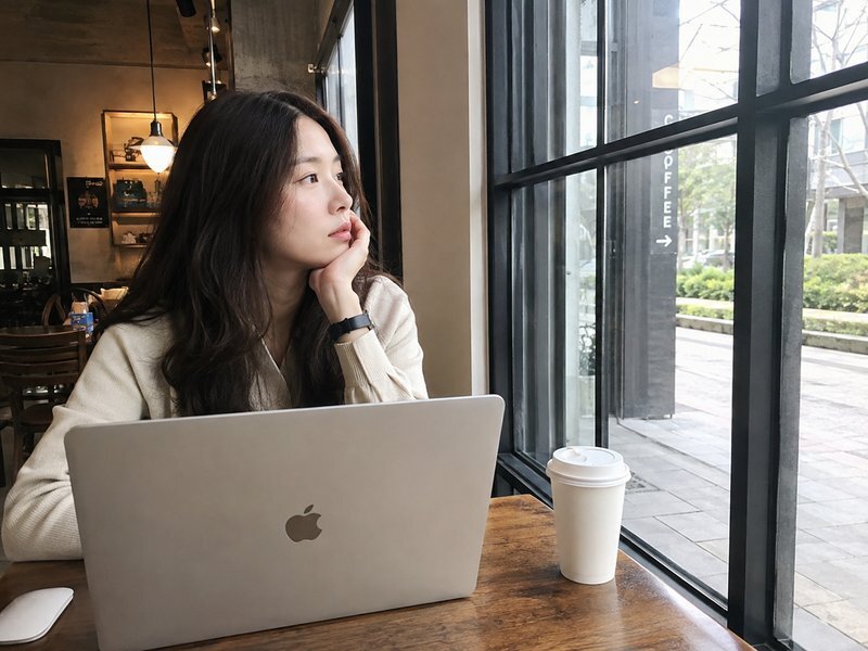 站在台北街頭路口的年輕女性，思考方向